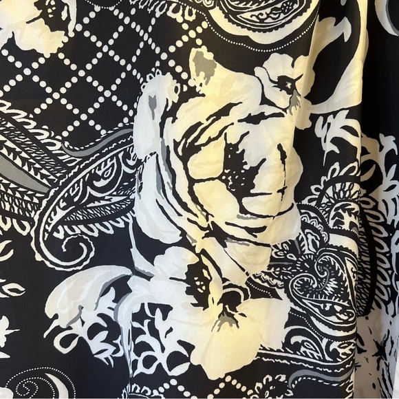 Women’s Top 2XL Black White Floral Paisley Split Neck - Picture 8 of 15